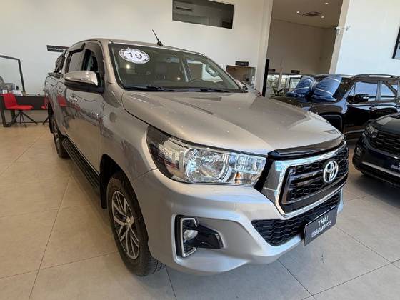 TOYOTA HILUX 2.8 SR 4X4 CD 16V DIESEL 4P AUTOMÁTICO TOYOTA HILUX 2.8 SR 4X4 CD 16V DIESEL 4P AUTOMÁTICO